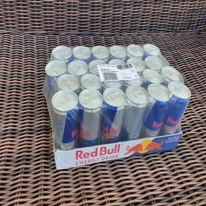 Achetez Red Bull en pack de 24 canettes de 250 ml, goût original, boisson énergisante avec une saveur de renommée mondiale et une formule énergétique premium - Product Image 1
