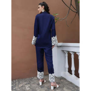 Orange éclatant pour un ensemble coordonné avec des inserts en dentelle élégante, pantalon à bordures contrastées, style affirmé et élégant en soie Dupian - Product Image 4