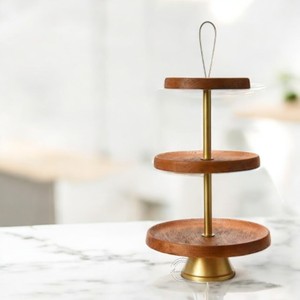 Support à gâteau en bois et métal de qualité luxe avec finition marron et or pour service de dessert de gâteau de fête de restaurant - Product Image 6