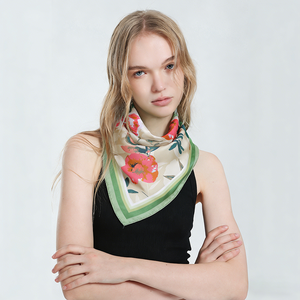 Foulard carré pour femme 70x70cm, motif floral, en polyester, bandana, foulard pour cheveux, léger, foulard de cou, foulard tendance, vente en gros personnalisée - Product Image 1