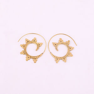 Aros de Latón Modernos y Elegantes, Estilo Boho en Espiral, Chapados en Oro, Tamaño 46x40MM - Product Image 1