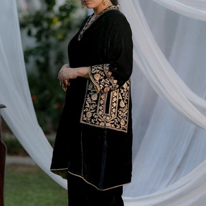 Zari Broderie Travail Indien/Pakistanais Designer Kurta Avec Pantalon Sur Tissu De Velours Pour Toute Occasion - Product Image 1