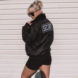 เสื้อแจ็คเก็ตกันลมแบบมีฮู้ดสำหรับทุกเพศ ตกแต่งด้วยผ้าแบบแพทช์เวิร์ค สะท้อนแสง กันน้ำ เหมาะสำหรับเล่นกีฬา ส่งของ ให้ความอบอุ่นในฤดูหนาว ทำจากผ้า softshell - Product Image 2