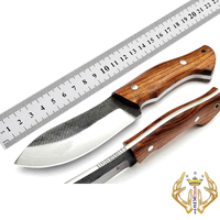 Sizzco personnalisé à la main chasse Camping Skinner couteau belle lame fixe en acier à haute teneur en carbone manche en bois de Rose damas inoxydable