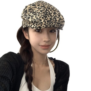 Femmes rétro avant béret Niche Design sens mode imprimé léopard chapeau personnalisable en gros pour vêtements de plage - Product Image 5