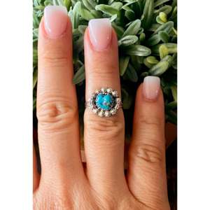 Anillo Navajo Hecho a Mano con Turquesa Kingman y Plata de Ley, Joyería Cultural Coleccionable, Talla 5.25 - Product Image 2