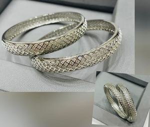 Brazaletes nupciales de oro mate de alta calidad de tendencia con adorno de trabajo de piedra Kundan Brazalete tradicional personalizable para boda - Product Image 2