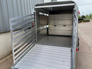 Nouvelle remorque à bétail en acier de 14 pieds, tri-essieux, haute capacité, avec plateformes pour moutons, portes de séparation pour bovins et ovins, roue de secours et réservoir à boue - Product Image 6
