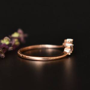 Bague de mariage en diamant cultivé en laboratoire en or 10 carats bijoux en diamant de laboratoire baguette et bague de fiançailles incurvée en diamant coupe ronde - Product Image 6