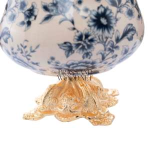 Bonbonnière de luxe en laiton doré avec un design floral en porcelaine de style européen classique et une base décorative ornée - Product Image 3
