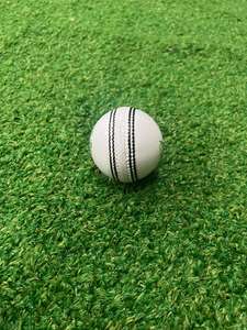 Balles dures de match de cricket cousues à la main en cuir blanc de qualité supérieure avec des logos personnalisés 156g - Product Image 5