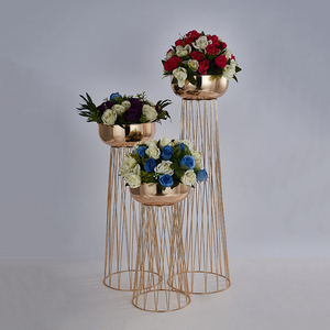 Jarrones de metal de aspecto elegante y refinado, muy vendidos, ideales como centros de mesa para comedor, oficinas y decoración de eventos. - Product Image 1