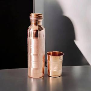 Bouteille d'eau en cuivre réutilisable écologique pour le bureau, la maison, le yoga, la salle de sport et les voyages en plein air avec un design martelé élégant - Product Image 4