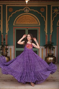 Vestido de Georgette con Estampado Tradicional Bandhani y Parches Kutchi, Especial para Navratri, Estilo Indio-Pakistaní, para Bodas y Eventos - Product Image 5