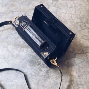 กระเป๋าผ้าใบสีดำมีสไตล์มินิแบบกล่องกระเป๋าคาดลำตัวที่ได้แรงบันดาลใจจากวินเทจพร้อมฮาร์ดแวร์สีทองหรูหราสำหรับผู้หญิง - Product Image 4