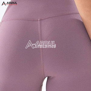 Conjunto de yoga diseñado para entrenamiento y ejercicio con ajuste flexible y tela suave para un movimiento cómodo y uso diario. - Product Image 6