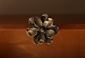 Poignée en métal élégante de bouton de porte de fleur d'or de luxe pour l'utilisation de tiroir de placard et de meubles décoratifs fabriqués à la main de l'Inde - Product Image 6