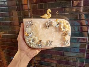 Monederos de resina de color blanco hechos a medida, con adornos multicolor, ideal para tiendas de accesorios de moda para reventa - Product Image 4
