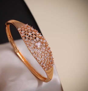 Brazalete Ancho de Diseño Chapado en Oro con Circonitas Cúbicas (AD) en Canal, Aleación Premium, Lujo, Moda, para Mujer, Boda - Product Image 1