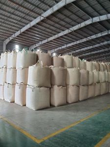 Pellets de madera en stock en bolsas de 15 kg y 50 kg. Madera de pino disponible a precios económicos. Envío a granel. Compre pellets de madera de pino. - Product Image 2