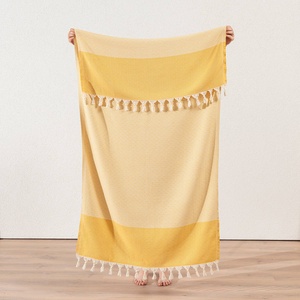 Serviette de bain turque Kasikci brodée avec monogramme - Product Image 1