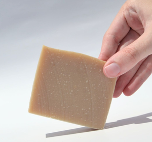 สบู่มะพร้าวเขตร้อนทำมือโดยช่างฝีมือท้องถิ่นที่มีส่วนผสมที่ใส่ใจต่อสิ่งแวดล้อมและคุณภาพสูง - Product Image 3