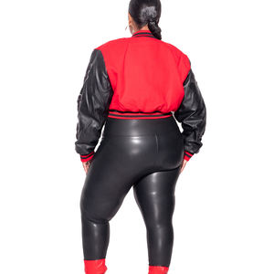 Veste universitaire élégante rouge et noire pour femmes, avec des manches en simili cuir, des détails de patchs sur le devant et des bordures côtelées pour - Product Image 6