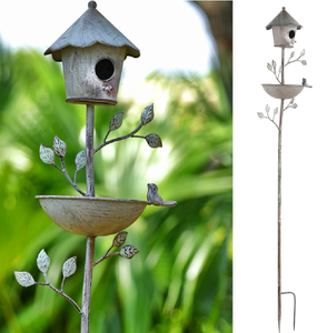 Casa de pájaros colgante de metal con un colorido diseño victoriano. Accesorio decorativo para jardín. Disponible a precios de mayorista. - Product Image 3