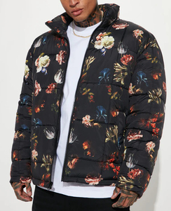 Chaqueta Acolchada Negra para Hombre de Talla Grande con Estampado Floral Multicolor Vibrante, Cierre Completo, Bolsillos Laterales, 100% Poliéster - Product Image 2
