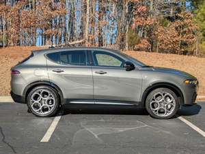 Alfa Romeo Tonale Ti AWD Essence Automatique 2024 avec Caméra Arrière 360° et Sièges en Cuir - Product Image 3