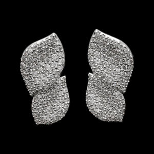 Pendientes con Diseño de Hoja de Oro de 14K con Diamantes Naturales de 1.69CTW en Engaste Pavé, Joyería Elegante de Lujo Inspirada en la Naturaleza - Product Image 2