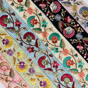 Adorno de encaje bordado floral con motivos de abanico con hilos multicolores sobre seda y base de red para moda tradicional y contemporánea - Product Image 1