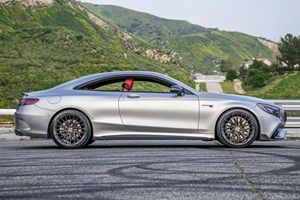 Mercedes-AMG S63 Coupé 700 de 2018 en excellent état, 700 ch, design coupé sans piliers, Designo Alanite Grey Magno, 38 300 milles - Product Image 2