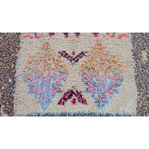 Tapis Boucherouite marocain authentique fait main, style bohème chic, coloré, vintage, artisanat Atlas, décoration. - Product Image 1