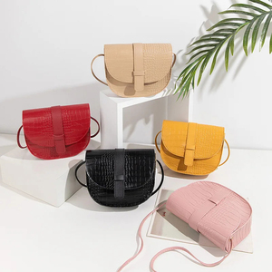 Bolso bandolera con estampado de cocodrilo negro y correa con hebilla, diseño minimalista para mujer - Product Image 5