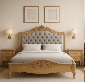 Lit royal en bois foncé avec des accents dorés et des piliers ornés. Majestueusement disponible à prix de gros. - Product Image 4