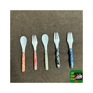 Élégante cuillère en coquillage fabriquée à partir de nacre de conque, parfaite pour le service au caviar et la présentation de la gastronomie de luxe - Product Image 4