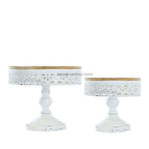 Ensemble de plateau de service en métal noir rustique avec base en bois et poignées robustes, idéal pour servir élégamment des aliments et des boissons - Product Image 6