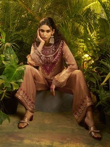 Tenue de soirée pour femmes, ensemble salwar en velours brodé, costume ethnique de créateur avec travail lourd sur le yoke, évacuation de l'humidité pour femmes - Product Image 5
