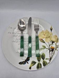 Elegante Juego de Cubiertos con Mango de Resina Verde, Perfecto para Comidas Diarias en el Hogar, Cenas Familiares Informales y Agarre Suave, Hecho a Mano en India - Product Image 2