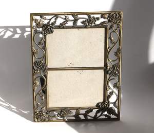 Marco de Fotos de Metal de Estilo Clásico Vintage para Decoración del Hogar Tradicional, Adorno de Mesa con Encanto Metálico Atemporal - Product Image 3