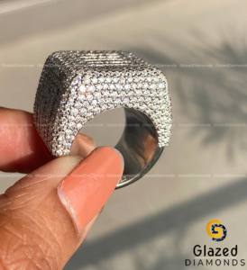 Bague de mariage Hip Hop avec diamants de laboratoire en or blanc 10 carats Design éblouissant pour des bijoux élégants - Product Image 4