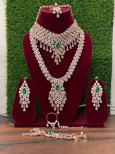 Ensemble de collier de mariée en or rose de luxe avec boucles d'oreilles Maang Tikka |   Ensemble de bijoux de mariage effet diamant - Product Image 6