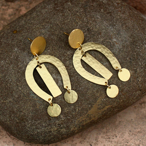 Pendientes Minimalistas de Latón Martillado con Baño de Oro de 18k, Diseño Geométrico Audaz, Joyería de Moda para Mujer - Product Image 3