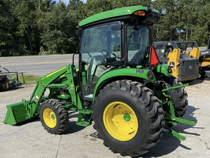 Tracteur utilitaire compact John Deere 4066R 66HP 4x4 avec transmission eHydro, chargeur frontal, pelle arrière, cabine prête à l'emploi, moteur diesel. - Product Image 2