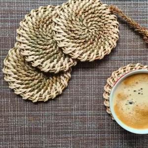 Diseño de posavasos de ratán perfecto para casas urbanas, apartamentos y condominios que ofrecen elegantes soluciones de protección de mesa - Product Image 2