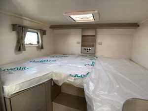 Autocaravana Usada ALCOVE Swift Edge 476 Blanca, RV de Lujo con Piso Acrílico, Capacidad para 4-6 Personas, Emisión Euro 5, Carga Útil de 11000 kg - Product Image 2