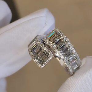 Anillo de Compromiso Original Iced Jewelz de la Mejor Calidad con Moissanita Baguette de 4.90 CT EF VVS, Chapado en Oro Blanco de 14K y Oro Rosa, Certificado IGI - Product Image 5