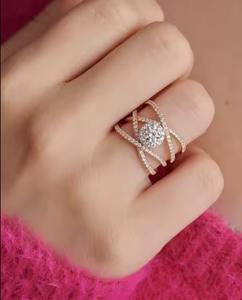 Bague solitaire ronde en or 18 carats avec diamant central de 0.50 ct et diamants latéraux sertis de halo Bijoux de mariée élégants - Product Image 6