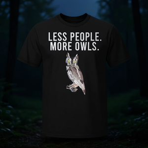 Camiseta Less People More Owls con diseño de búho silbador occidental, color negro, ajuste unisex - Product Image 3